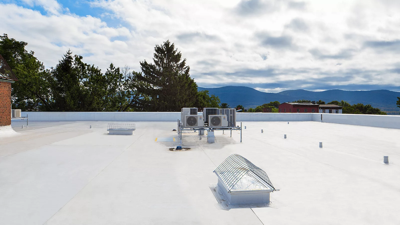 duro-last-consolidated roof after replacement, flat roof with sky in distance